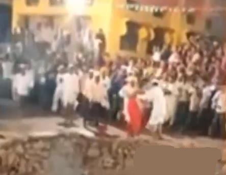 男子纵身跳入火坑什么情况 印度宗教节日奇闻引关注