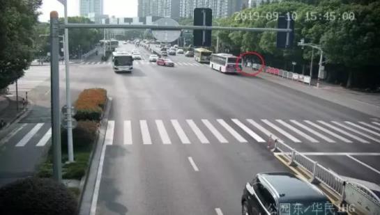 男子现场吞下罚单怎么回事 事件始末详情及后续介绍