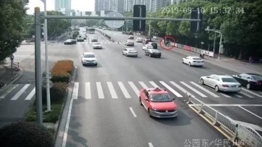 男子现场吞下罚单怎么回事 事件始末详情及后续介绍