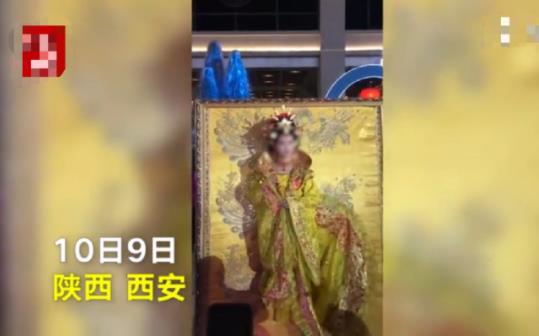 女演员被老人强抱怎么回事 还原事情经过气坏众人