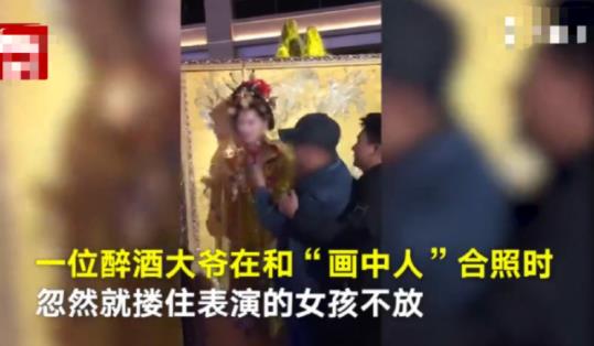 女演员被老人强抱怎么回事 还原事情经过气坏众人