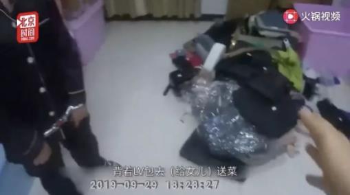 老太背LV装大葱什么情况 竟牵出背后惊天秘密 老太背LV装大葱什么情况 竟牵出背后惊天秘密