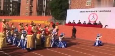 穿古装喊领导万岁怎么回事 背后原因曝光吓坏校长 穿古装喊领导万岁怎么回事 背后原因曝光吓坏校长