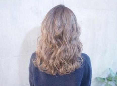 大学禁止学生染发什么情况 大学到底应不应该禁止学生染发 大学禁止学生染发什么情况 大学到底应不应该禁止学生染发