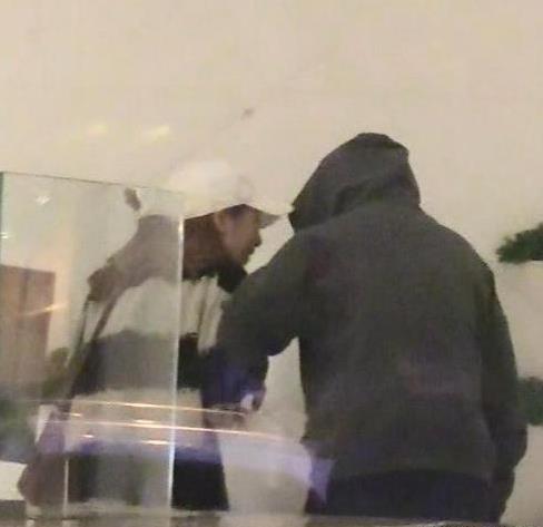 池子否认恋情什么情况 与豆得儿上演摸头杀同回酒店