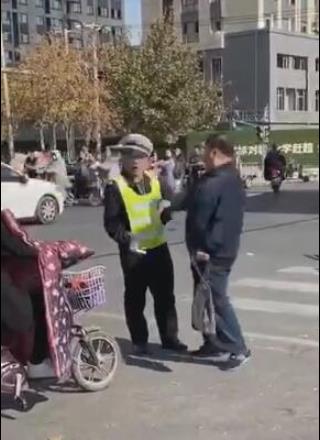 老人闯红灯被阻怒删交警耳光 事件始末详情曝光引起众怒