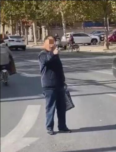 老人闯红灯被阻怒删交警耳光 事件始末详情曝光引起众怒