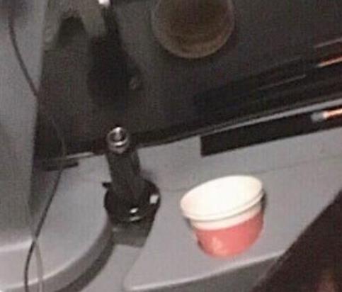 女网红进飞行客机舱 详情画面曝光引众怒 女网红进飞行客机舱 详情画面曝光引众怒