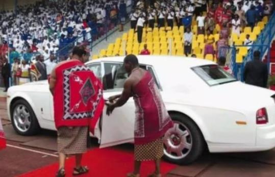 非洲国王给15个老婆买劳斯莱斯 这到底是怎么回事? 非洲国王给15个老婆买劳斯莱斯 这到底是怎么回事?