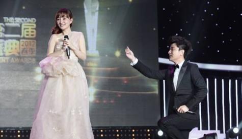 贾乃亮李小璐宣布离婚 细数两人7年感情历程 贾乃亮李小璐宣布离婚 细数两人7年感情历程