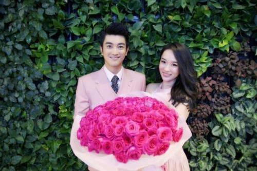 杜江摆摊贴手机膜上热搜了 这到底是怎么回事? 杜江摆摊贴手机膜上热搜了 这到底是怎么回事?