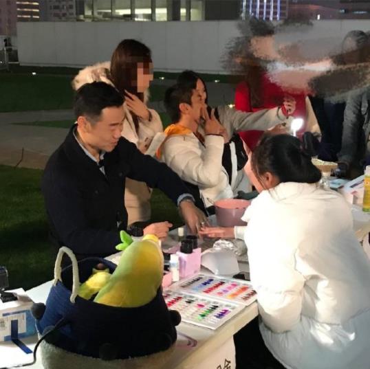 杜江摆摊贴手机膜上热搜了 这到底是怎么回事? 杜江摆摊贴手机膜上热搜了 这到底是怎么回事?