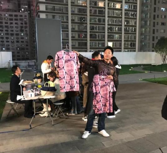 杜江摆摊贴手机膜上热搜了 这到底是怎么回事? 杜江摆摊贴手机膜上热搜了 这到底是怎么回事?