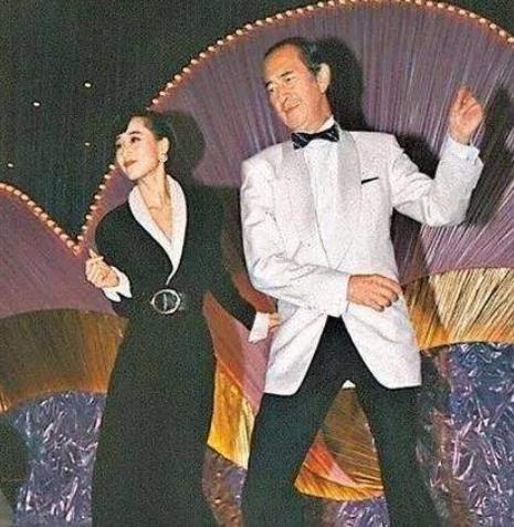 何鸿燊为什么能娶四个 何鸿燊四个妻子都是谁 何鸿燊为什么能娶四个 何鸿燊四个妻子都是谁