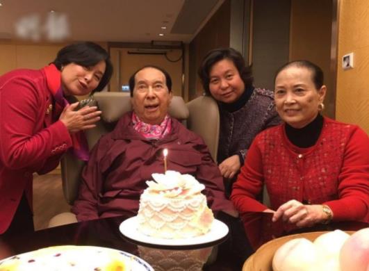 何鸿燊为什么能娶四个 何鸿燊四个妻子都是谁 何鸿燊为什么能娶四个 何鸿燊四个妻子都是谁