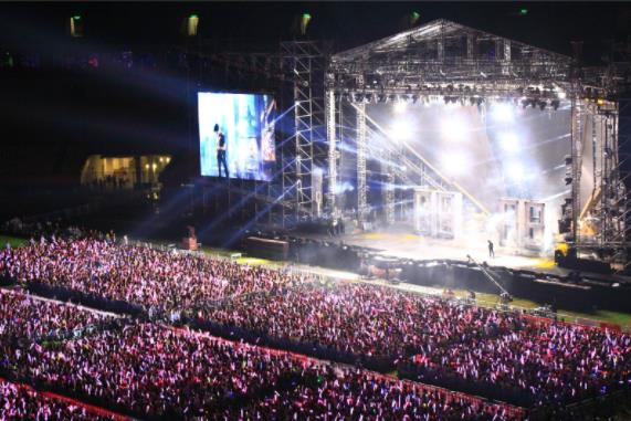 吃着火锅看演唱会什么情况 真正VIP视角你见过吗 吃着火锅看演唱会什么情况 真正VIP视角你见过吗