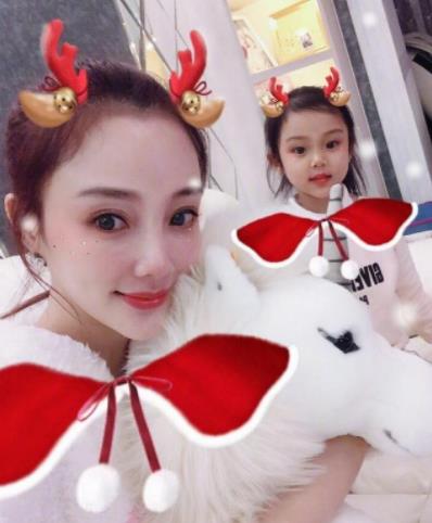 李小璐晒照庆圣诞 甜馨简直贾乃亮翻版 李小璐晒照庆圣诞 甜馨简直贾乃亮翻版