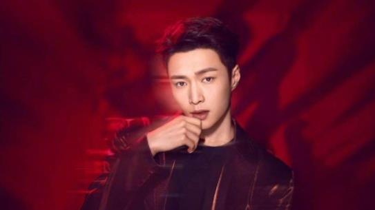 张艺兴边伯贤逛街被拍 力破感情不和传闻