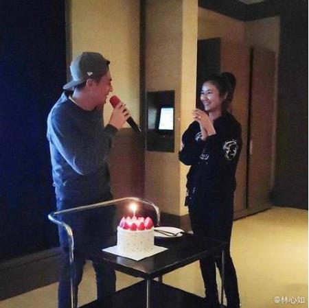 林心如为老公庆生 称其对方亲爱的满眼爱意 林心如为老公庆生 称其对方亲爱的满眼爱意