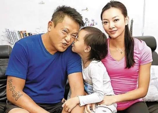 52岁港星魏骏杰妻子出轨 大尺度激情照曝光