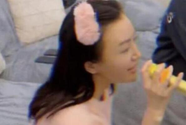 于正深夜秒删视频 秦岚素颜睡衣出镜两人关系公开 于正深夜秒删视频 秦岚素颜睡衣出镜两人关系公开