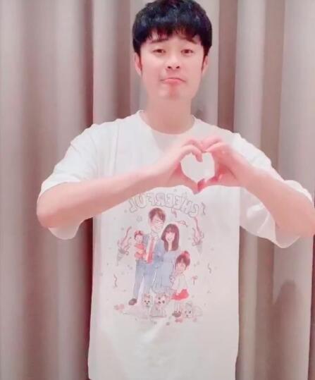 张子萱生二胎 陈赫衣服上面全家福曝光孩子性别