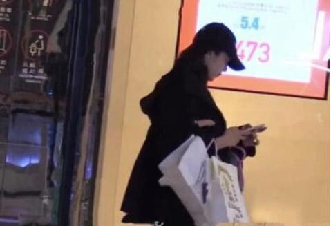 张子萱生二胎 陈赫衣服上面全家福曝光孩子性别