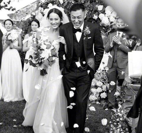 余文乐身材发福变身油腻大叔 娇妻依偎身旁尖下巴惊人 余文乐身材发福变身油腻大叔 娇妻依偎身旁尖下巴惊人