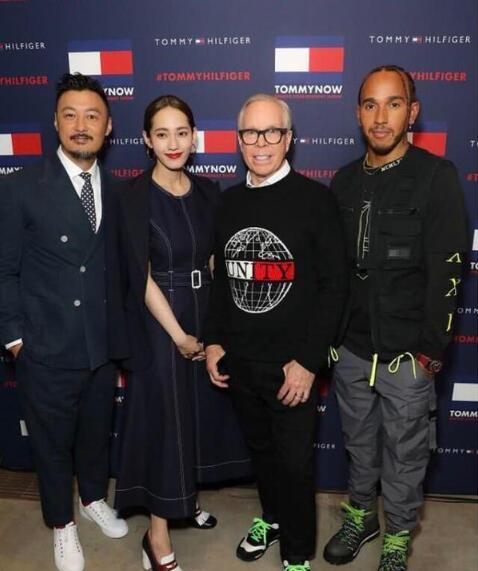 余文乐身材发福变身油腻大叔 娇妻依偎身旁尖下巴惊人 余文乐身材发福变身油腻大叔 娇妻依偎身旁尖下巴惊人