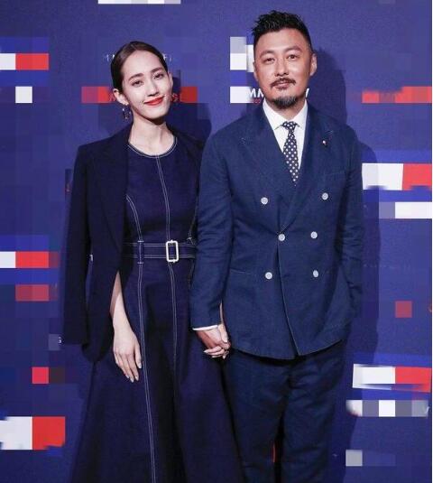 余文乐身材发福变身油腻大叔 娇妻依偎身旁尖下巴惊人 余文乐身材发福变身油腻大叔 娇妻依偎身旁尖下巴惊人