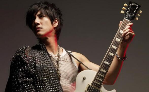 王力宏为医护唱歌 现场画面曝光粉丝大呼暖心 王力宏为医护唱歌 现场画面曝光粉丝大呼暖心