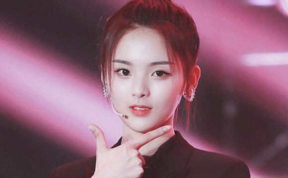 杨超越秒删照片惹争议 室友向俞星无故躺枪