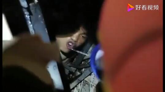 消防员给废墟中被困男子喂水 暖心消防员再次上线！