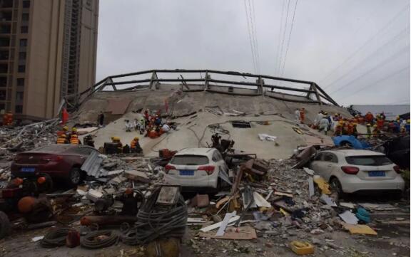 消防员给废墟中被困男子喂水 暖心消防员再次上线！