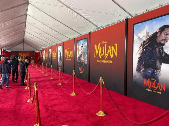 花木兰世界首映礼 身穿金色凤凰裙的刘亦菲颜值扑街？