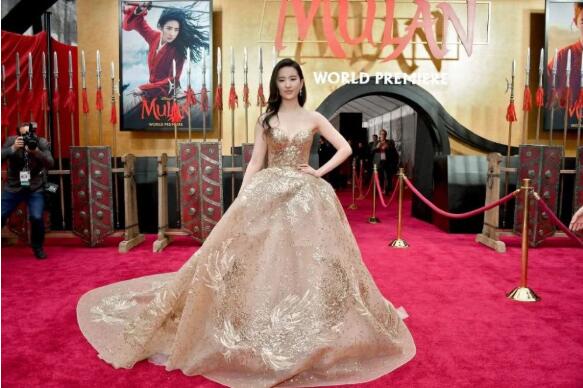 花木兰世界首映礼 身穿金色凤凰裙的刘亦菲颜值扑街？