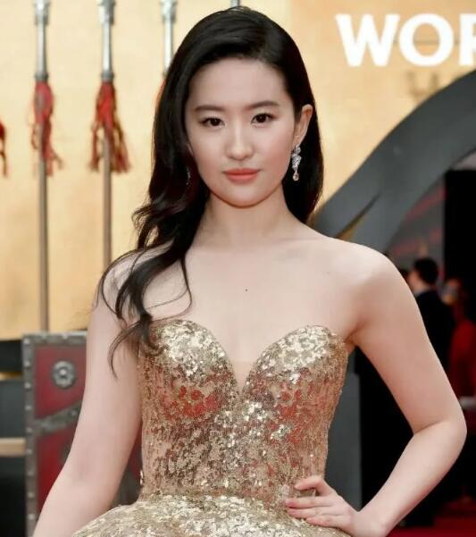 花木兰世界首映礼 身穿金色凤凰裙的刘亦菲颜值扑街？