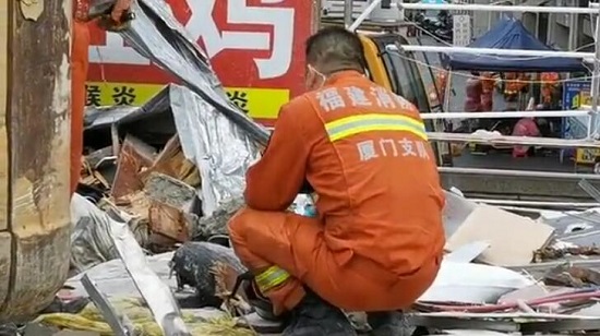 消防员泉州坍塌酒店现场痛哭 现场画面曝光惹人心疼 消防员泉州坍塌酒店现场痛哭 现场画面曝光惹人心疼