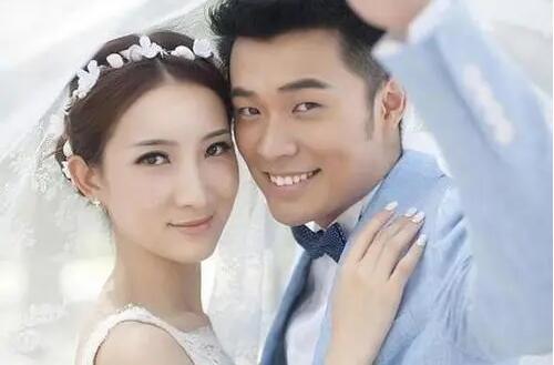 陈赫官宣二胎得女 晒一家四口温馨照片