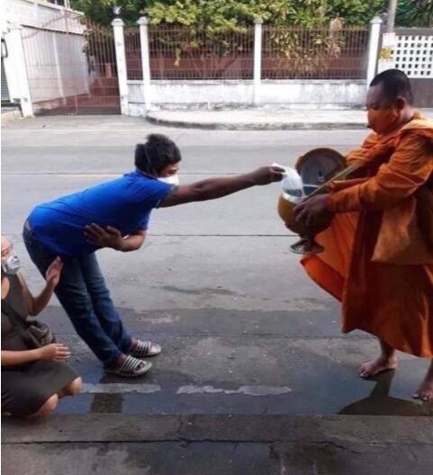 泰国父亲为儿子剪防疫发型 神似谢广坤同款发型