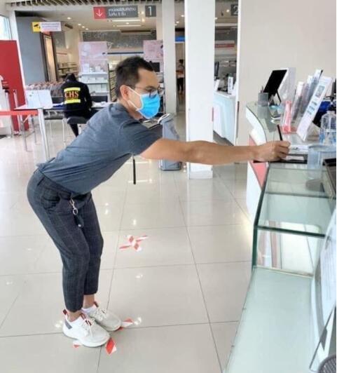 泰国父亲为儿子剪防疫发型 神似谢广坤同款发型