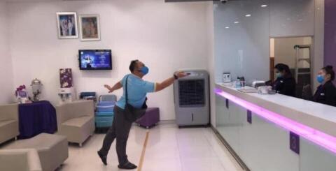 泰国父亲为儿子剪防疫发型 神似谢广坤同款发型