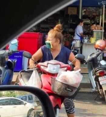 泰国父亲为儿子剪防疫发型 神似谢广坤同款发型