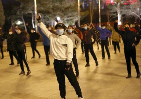 大妈戴口罩间隔5米跳广场舞 现场画面曝光引众人点赞 大妈戴口罩间隔5米跳广场舞 现场画面曝光引众人点赞