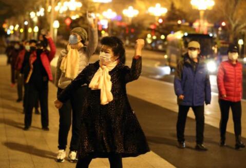 大妈戴口罩间隔5米跳广场舞 现场画面曝光引众人点赞 大妈戴口罩间隔5米跳广场舞 现场画面曝光引众人点赞