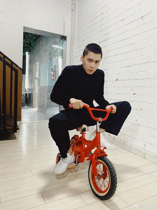 李易峰骑儿童自行车 李易峰为什么没有之前火了 李易峰骑儿童自行车 李易峰为什么没有之前火了