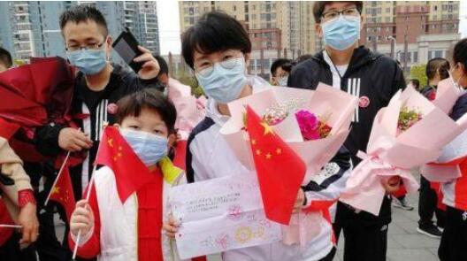 张静静在返程飞机上的一幕 生前最后影像曝光令人动容