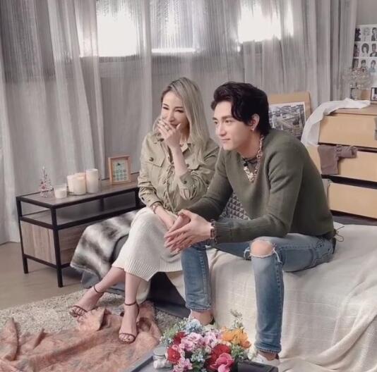 萧亚轩公开意外受伤照片 头部5厘米长的伤口惹人心疼