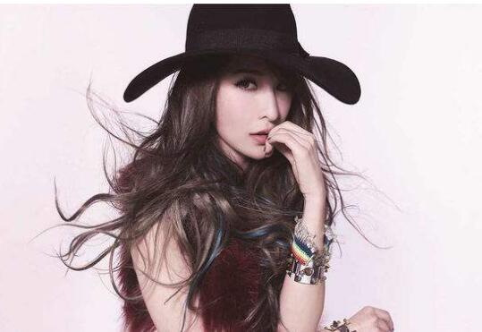 萧亚轩公开意外受伤照片 头部5厘米长的伤口惹人心疼