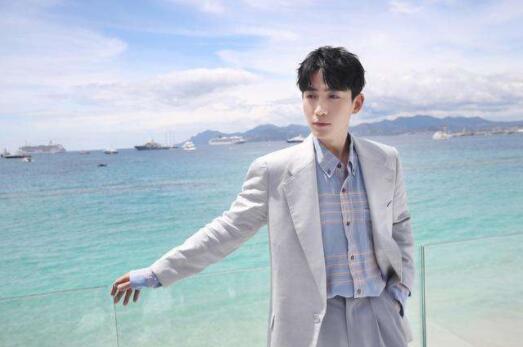 朱一龙吃热干面 一个细节引众人点赞 朱一龙吃热干面 一个细节引众人点赞